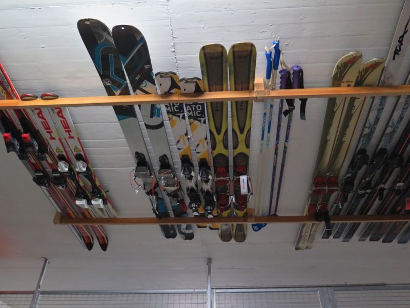 хранение горных лыж в гараже